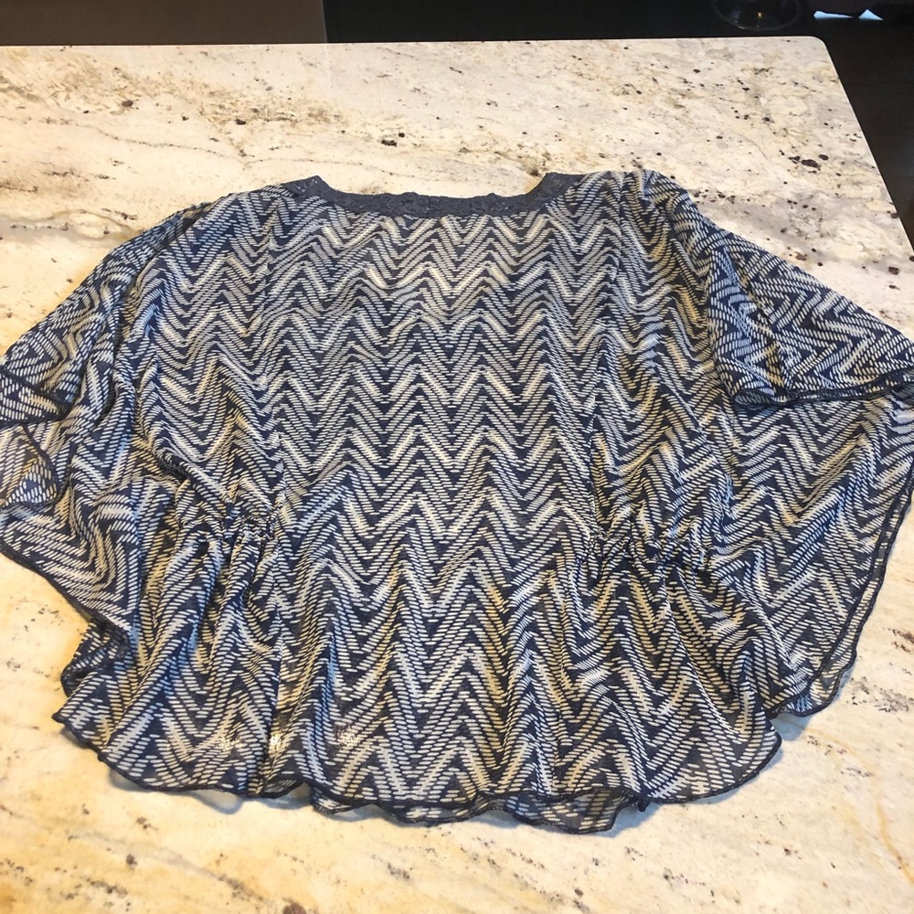 💕Olsenboye. Blue and white patterned top. Size s - Picture 2 of 3